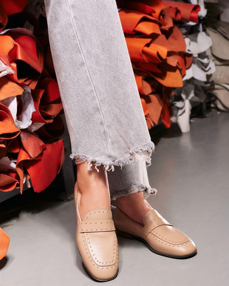 Tinută cu pantaloni evazați și pulover oversized 